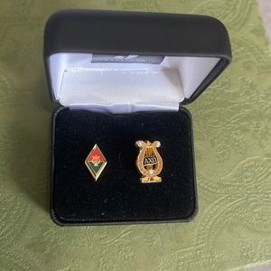 Alpha Chi Omega new member pin and Lyre pin